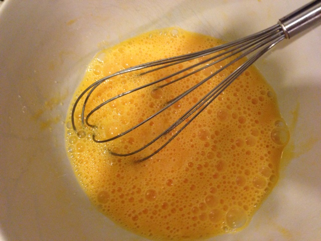 Huevo batido en un cuenco