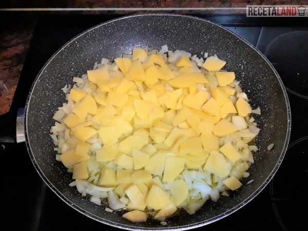 Patatas y cebolla friendose